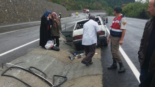 OTOMOBA�L TAKLA ATTI 3KA�AzA� YARALANDI..