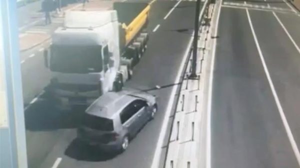TIR’IN OTOMOBA�LE A�ARPMA ANI GA?VENLA�K KAMERALARINA YANSIDI..