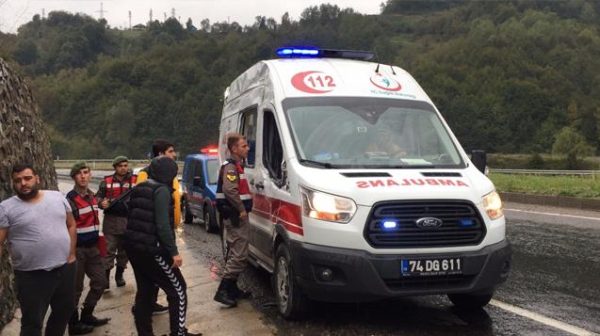 AMBULANS ISLAK YOLDA KONTROLDEN A�IKTI KAZA YAPTI..