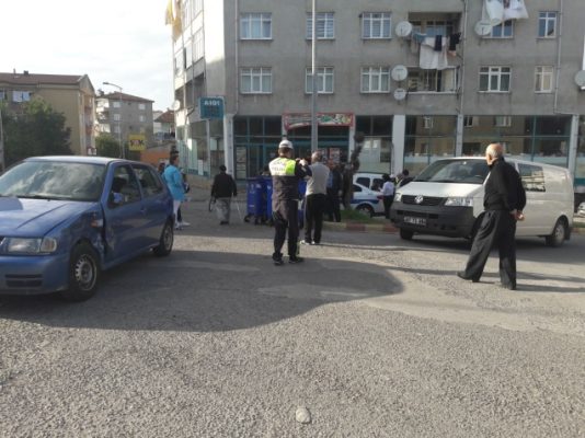TRAFA�K KAZASI ANNE VE OAzLU YARALANDI..