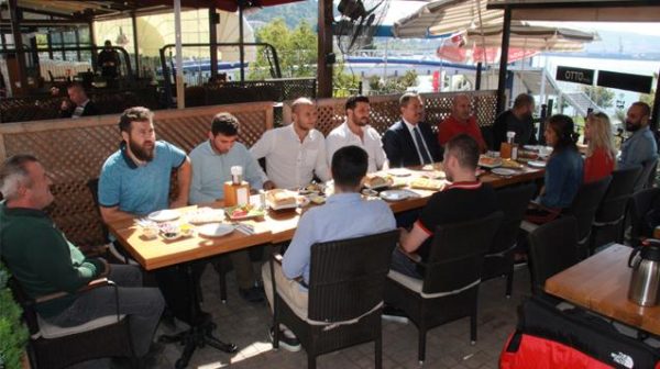 UYSAL ,YALI CADDESA�NDEKA� ESNAFLA BA�R ARAYA GELDA�..