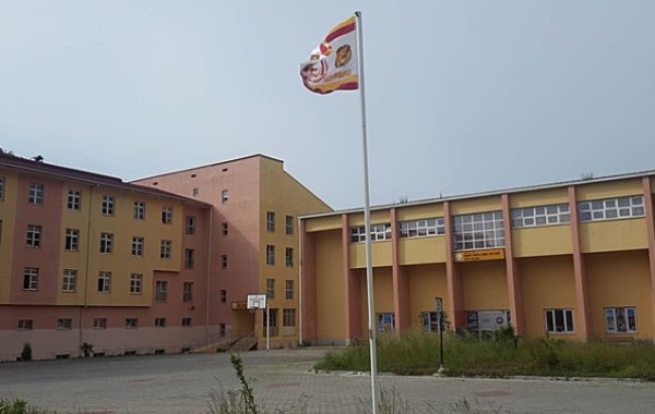 ŞAMPİYON TAKIMIN BAYRAĞINI ASTILAR