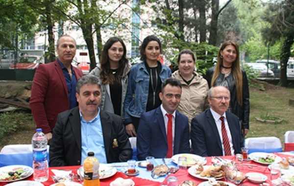 OKUL BAHA�ESA�NDE BA�R ARAYA GELDA�LER