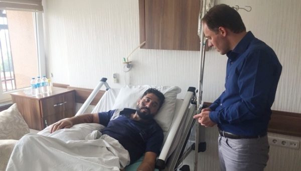 GÖÇÜKTE KALAN İŞÇİLERE MORAL VERDİ