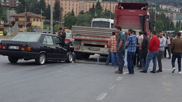 TIR İLE ÇARPIŞTI