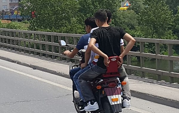 SURİYELİLERDEN TEHLİKELİ HAREKET