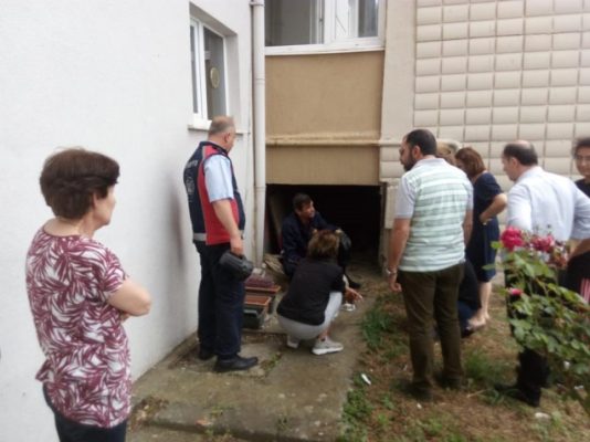 ASANSÖR BOŞLUĞUNA SIKIŞMIŞLARDI…