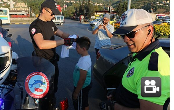 ÇOCUKLARA KIRMIZI DÜDÜK DAĞITILDI…