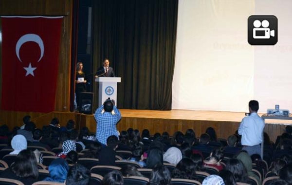 ÜNİVERSİTELİLERLE BULUŞTU…
