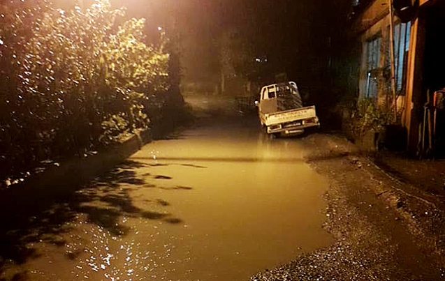 ‘ÇİZMELERLE GELİN’ DEDİ.