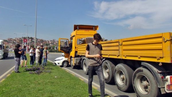 TIR’IN ALTINDA SÜRÜKLENDİLER…