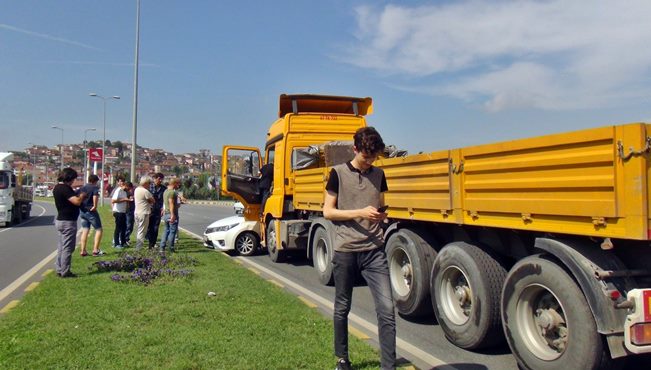 TIR’IN ALTINDA SÜRÜKLENDİLER…