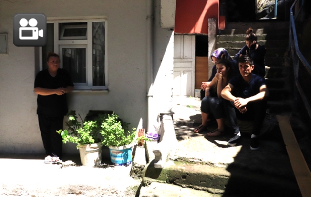 ÇARESİZCE BEKLİYORLAR…