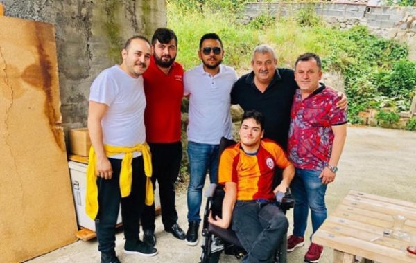 İMZALI FORMA HEDİYE ETTİLER…