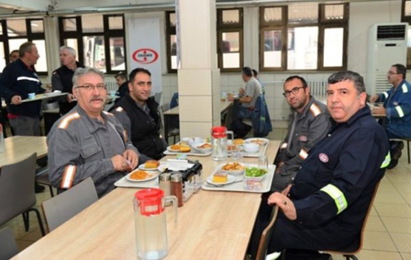 GENEL MÜDÜR İŞÇİLERİ İLE YEMEKTEYDİ…