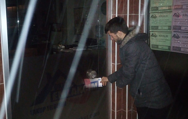 PARA VE TÜRK BAYRAĞI DAĞITTILAR…