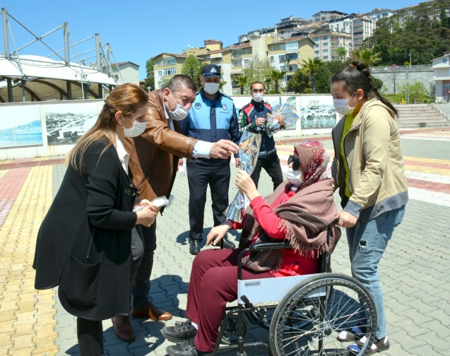 NURİ TEKİN KIRMIZI GÜL DAĞITTI…