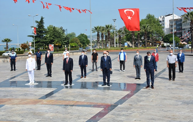 19 MAYIS RESMİ TÖREN İLE KUTLANDI…