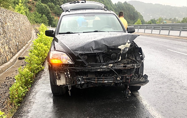 BARİYERLERE ÇARPTI…