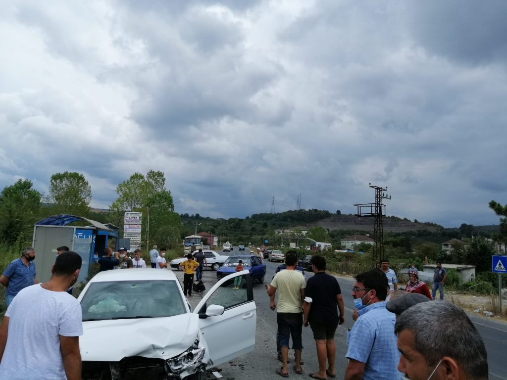 İKİ OTOMOBİL ÇARPIŞTI…