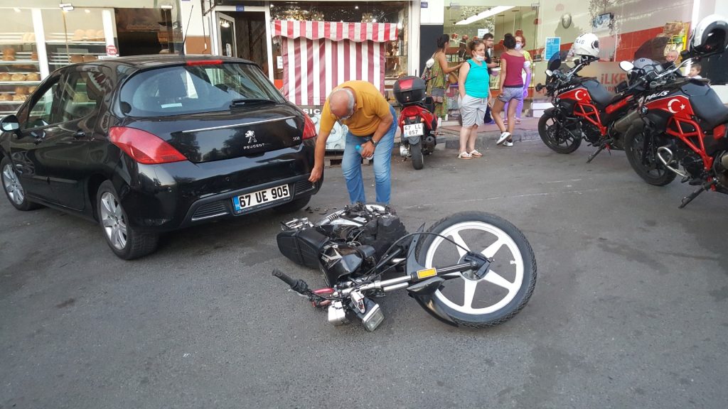 2 ARACA ÇARPARAK DURABİLDİ…