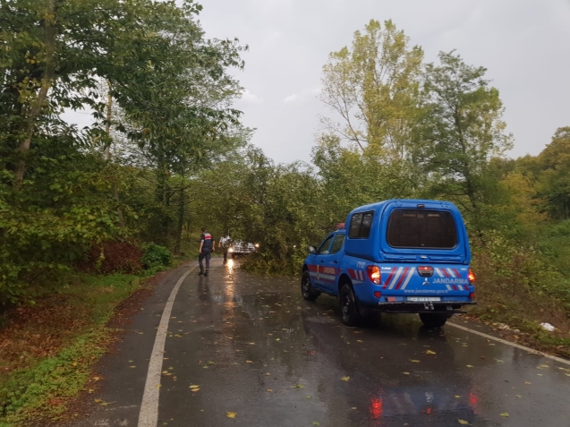 KAPTAŞ YOLUNDA SÜRÜCÜLER ZOR ANLAR YAŞADI…