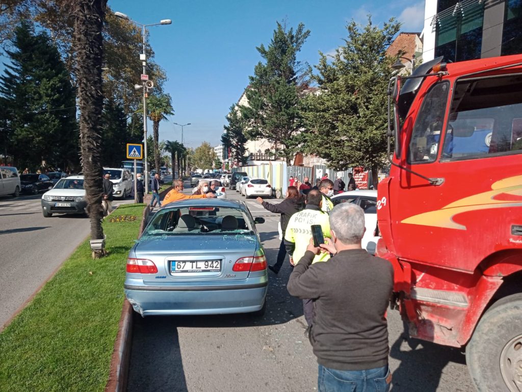 KAMYON OTOMOBİL İLE ÇARPIŞTI…