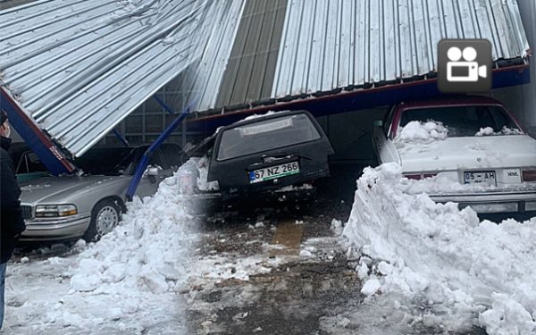 Araçların üzerine düştü.