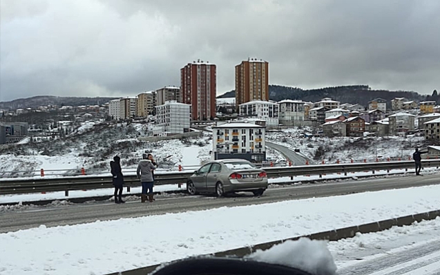 Buzlanan köprüde kaza…