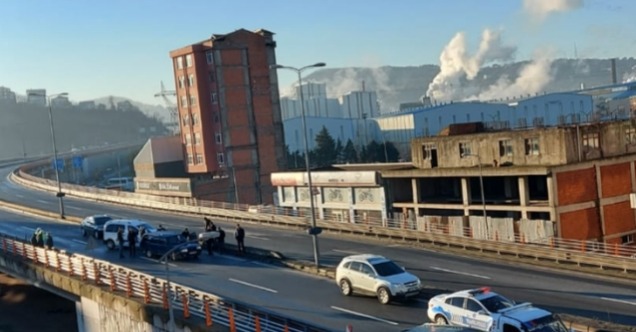 Buzlanan yol trafiğe kapandı.