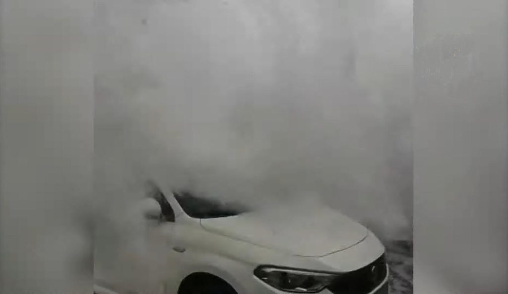 Dev dalgaların altında kaldı.