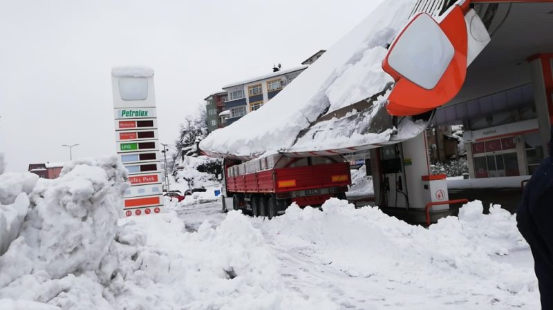 Petrol ofisinin sundurması çöktü.