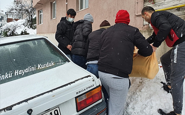 Yaşlı kadının yardımına koştular…