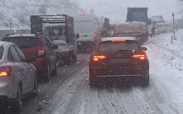 Yol trafiğe kapandı.