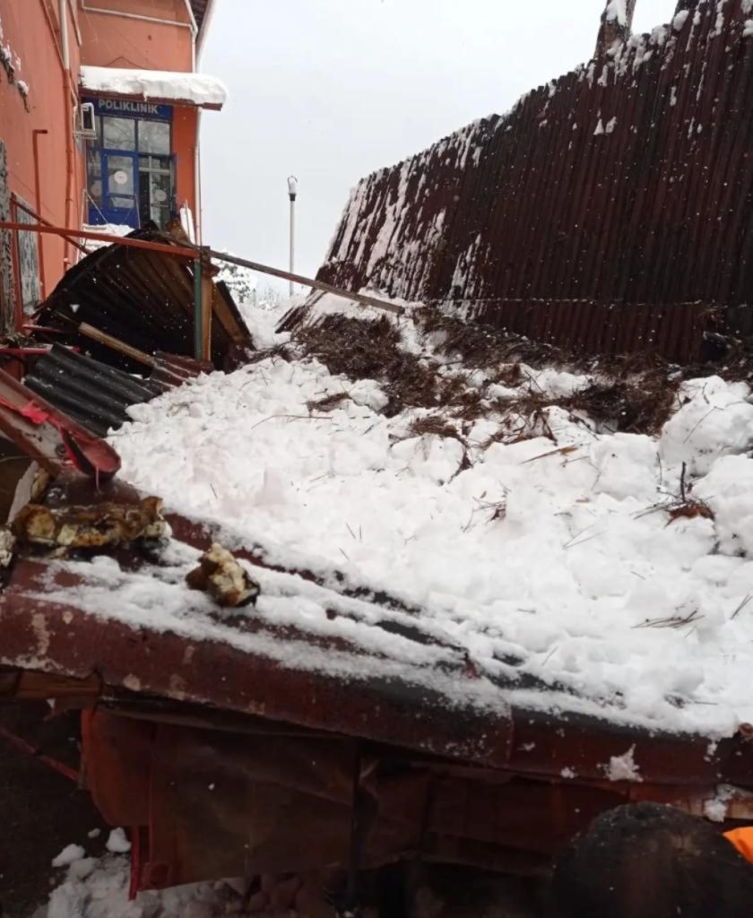 Hastanenin çatısı çöktü.