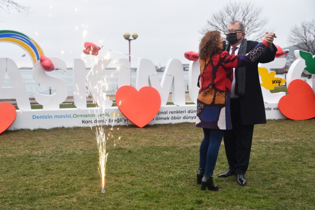 Sevginin açamayacağı kapı yoktur…