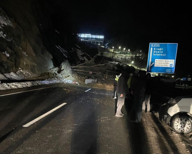 Ereğli yolunda heyelan meydana geldi…