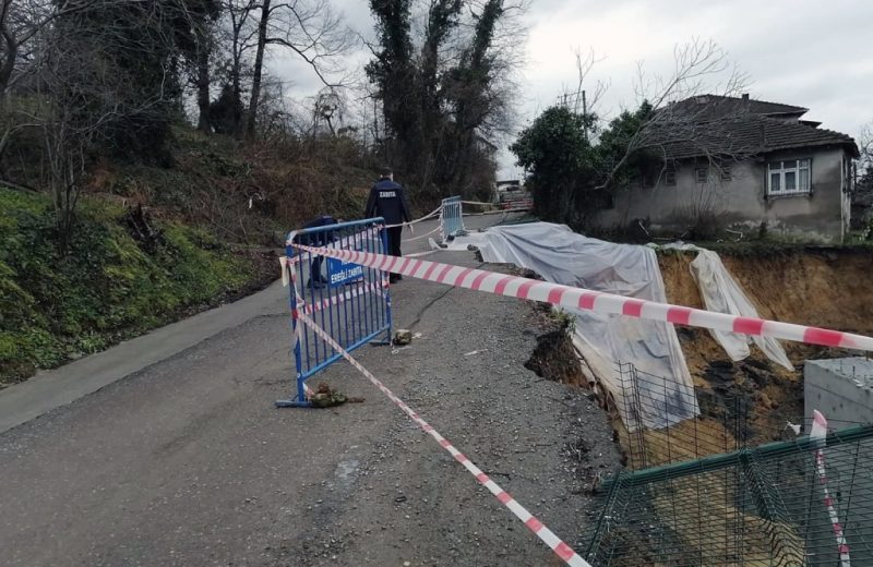 Aşırı yağış yolu çökertti.