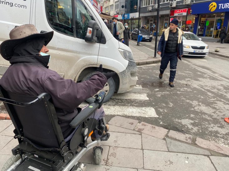 Lütfen duyarsız olmayalım!