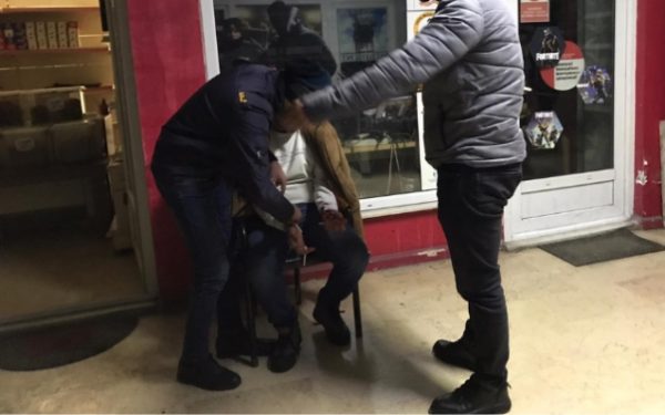 Bileklerini kesti…