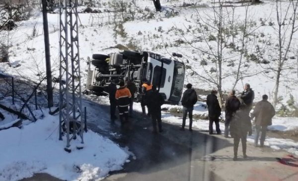 Çöp kamyonu devrildi…