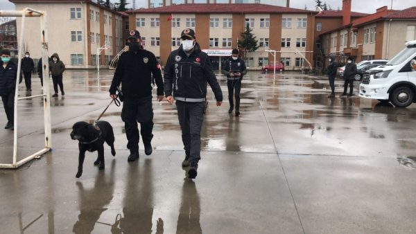 Okul önlerinde uyuşturucu satışı…