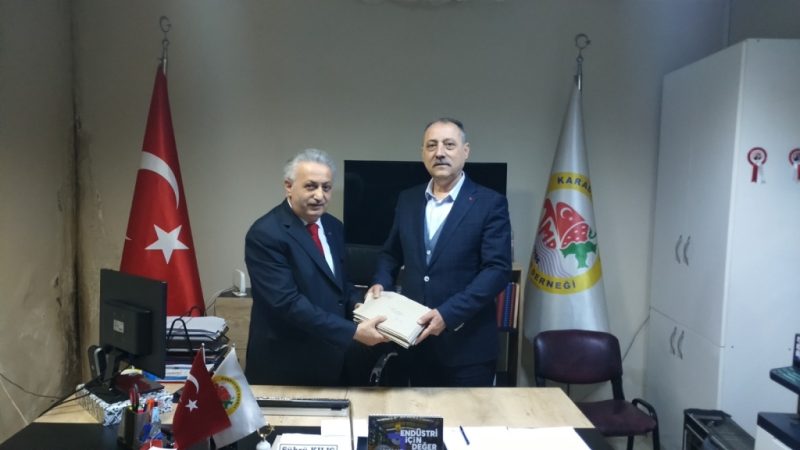 Zarfları dağıtmaya başladı…