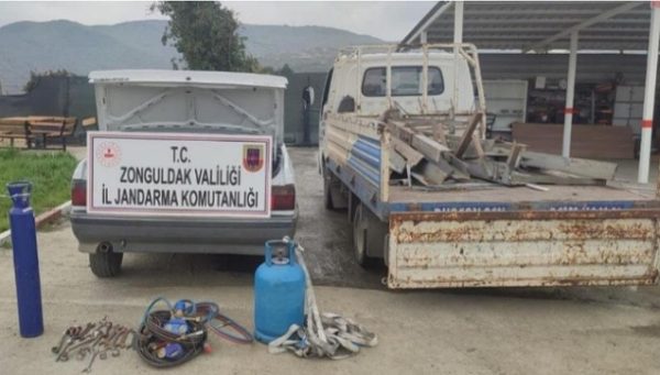 Elektrik direklerini çaldılar…