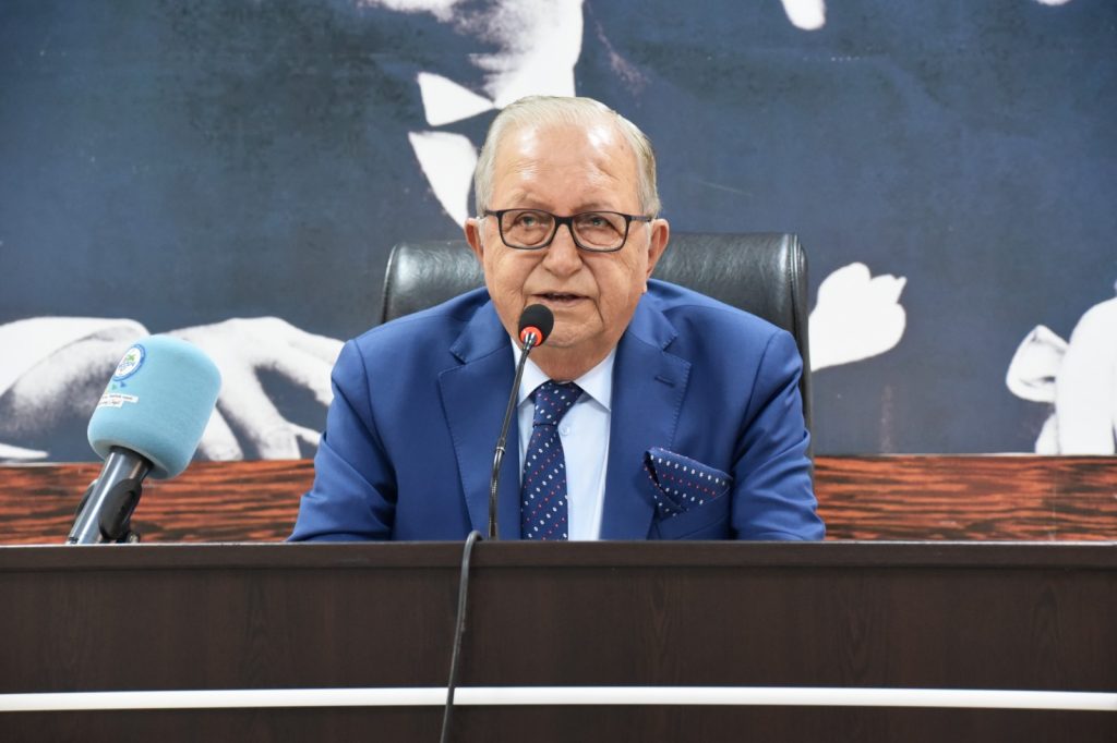 Plaket beklerken tenkit alıyorum!