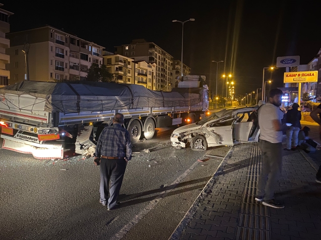 Tır ile otomobil çarpıştı…