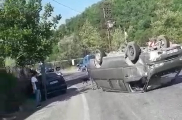 Park halindeki araca çarparak takla attı…