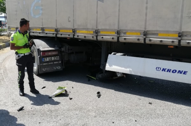 Tırın altına girdi…