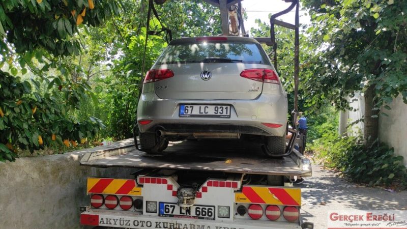 Aracın içinde hareketsiz yatıyordu…