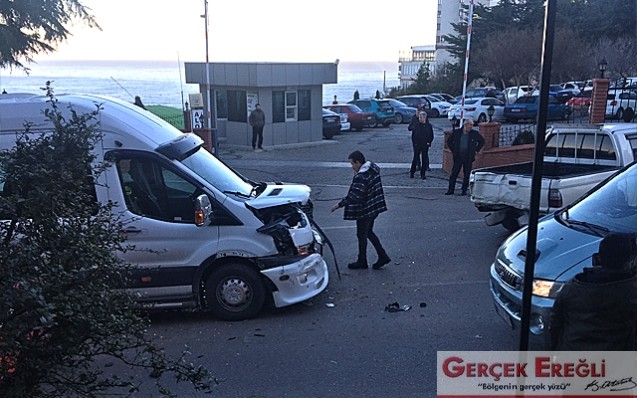 Servis aracı ile çarpıştı…